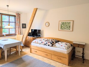 Tabla de planchar con plancha, wifi, ropa de cama