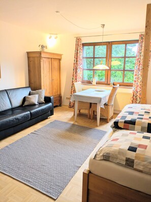 Una televisión, una mesa de tenis de mesa, un reproductor estéreo