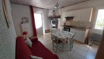 Televisie, een dvd-speler en een stereo