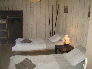 2 quartos, ferros/tábuas de passar roupa, Wi-Fi, roupa de cama