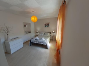 2 makuuhuonetta, silitysrauta/-lauta, Wi-Fi, vuodevaatteet