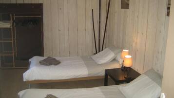 Een strijkplank/strijkijzer, wifi, beddengoed