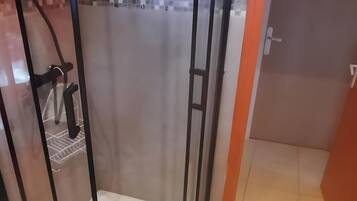 Dusche, kostenlose Toilettenartikel, Haartrockner, Handtücher