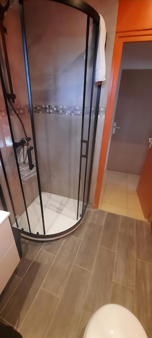 Douche, articles de toilette gratuits, sèche-cheveux