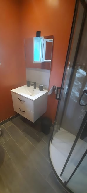Suihku, ilmaiset hygieniatuotteet, hiustenkuivaaja, pyyhkeet