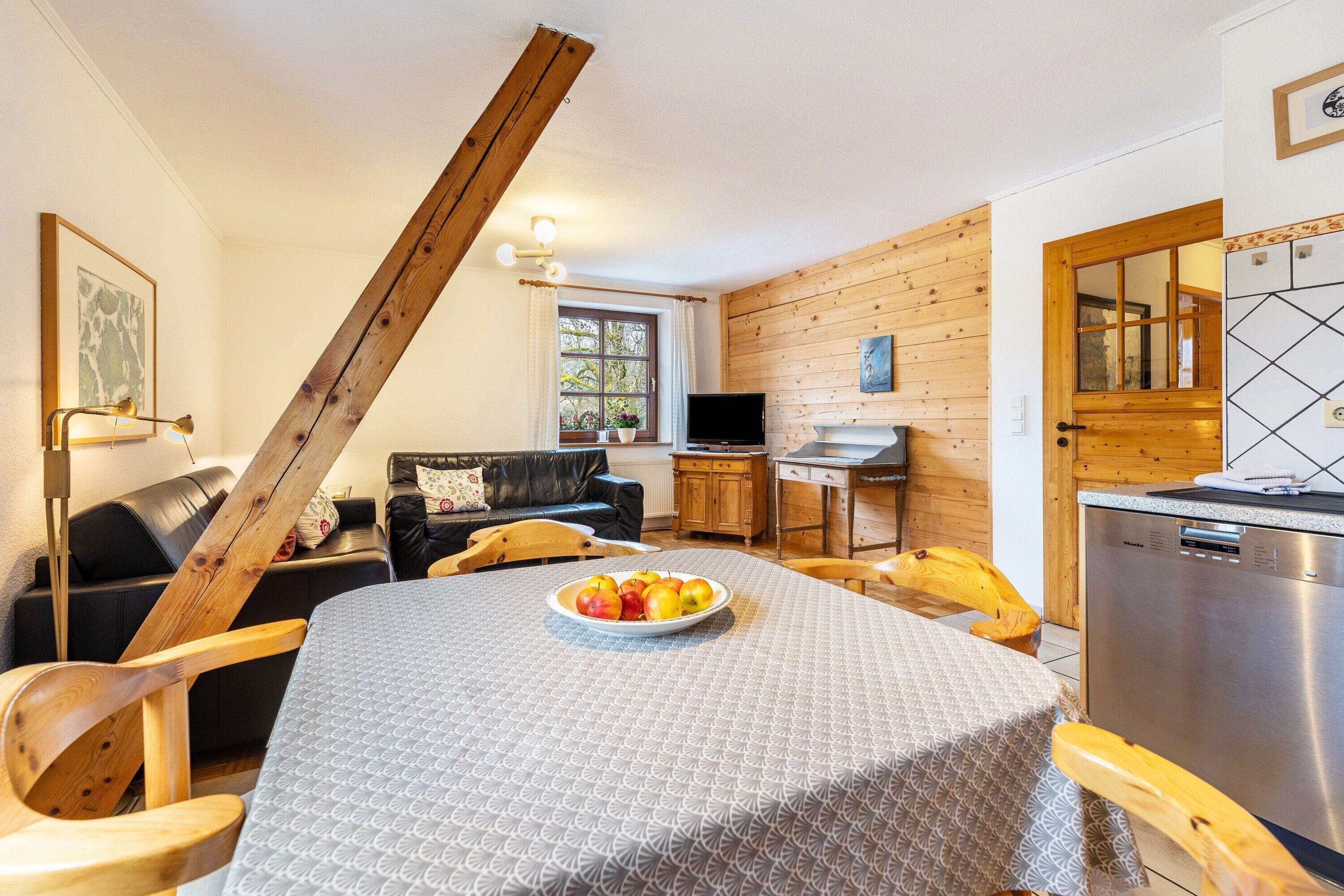 テレビ、卓球台、ステレオ