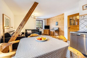 Televisie, een tafeltennistafel en een stereo