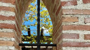 A brick archway leading to a building with a tiled roof and a grassy courtyard. - Casa Fresno country lodging for up to 5 people near Salamanca (ALMENARA DE TORMES)