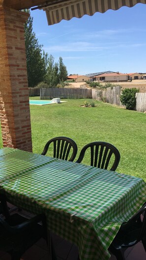 屋外ダイニングエリア