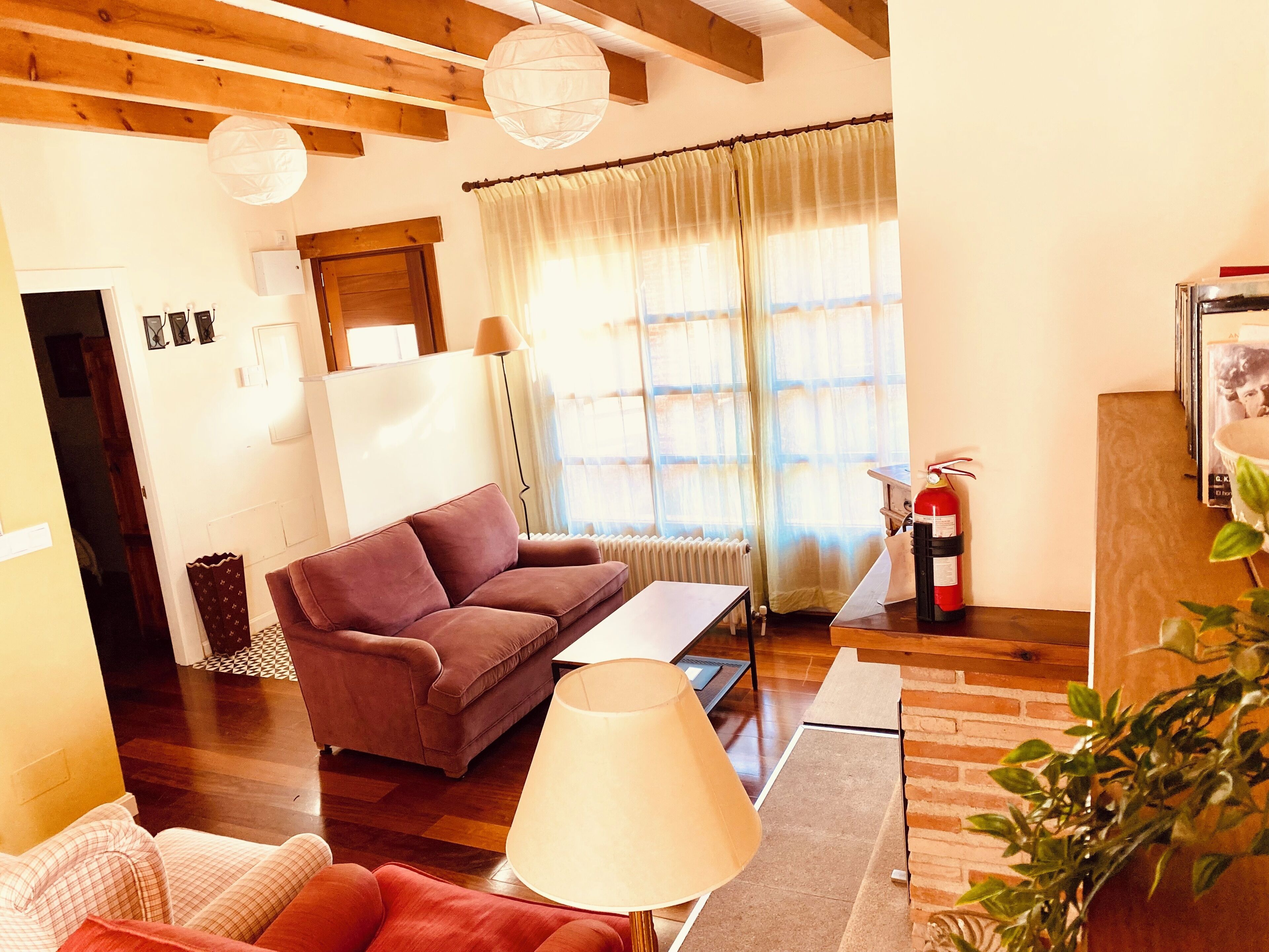 Een smart-tv en een open haard