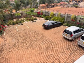 Property grounds - Modern Central Kampala Apartment - Jacob's Courts (Kampala)