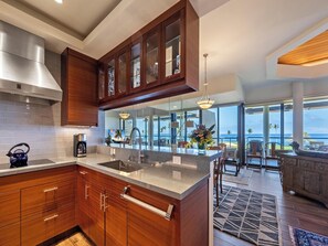 Jääkaappi, mikroaaltouuni, uuni, liesi