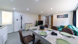Dining - Private 3-seater Jacuzzi, garden, air conditioning & parking - Dieulouard A31 (Dieulouard)
