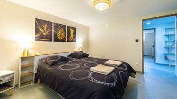 2 bedrooms, iron/ironing board, WiFi, bed sheets