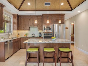 ثلاجة، ميكروويف، فرن، موقد طهي مسطح