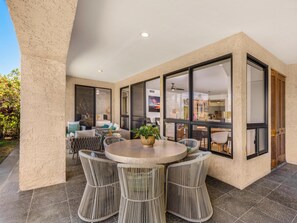 屋外ダイニングエリア