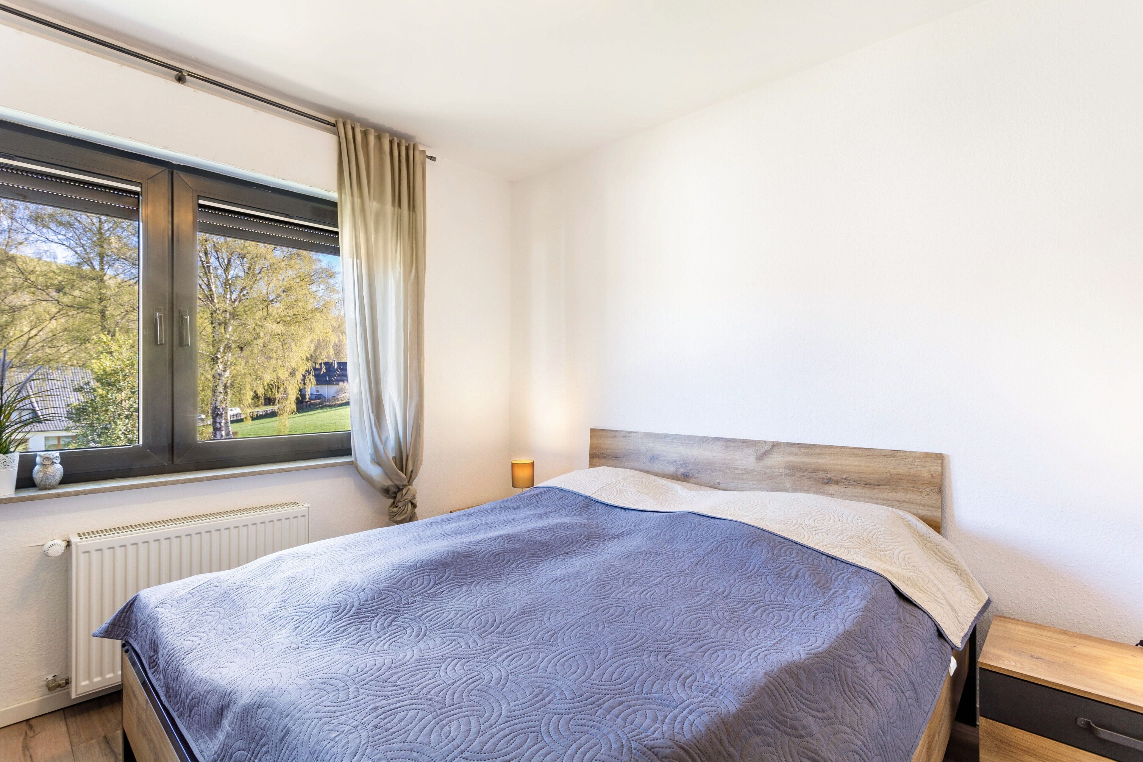 1 dormitorio, tabla de planchar con plancha, wifi y ropa de cama