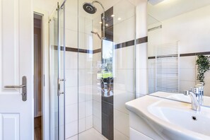 Dusj, hårføner og håndklær