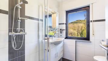 Dusche, Haartrockner, Handtücher