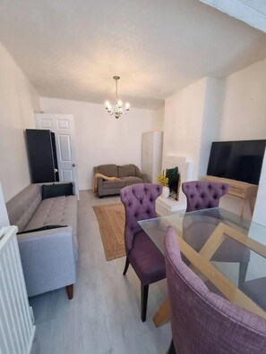 Living area - London Serenity House - 4 Bedrooms (London)