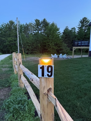 Un recinto in legno con un cartello che mostra il numero 19.