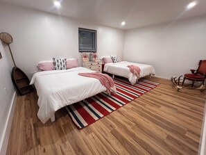 5 bedrooms, iron/ironing board, WiFi, bed sheets