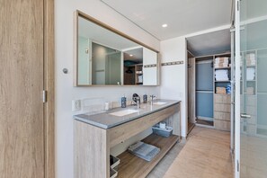 Dusche, Haartrockner, Handtücher, Seife