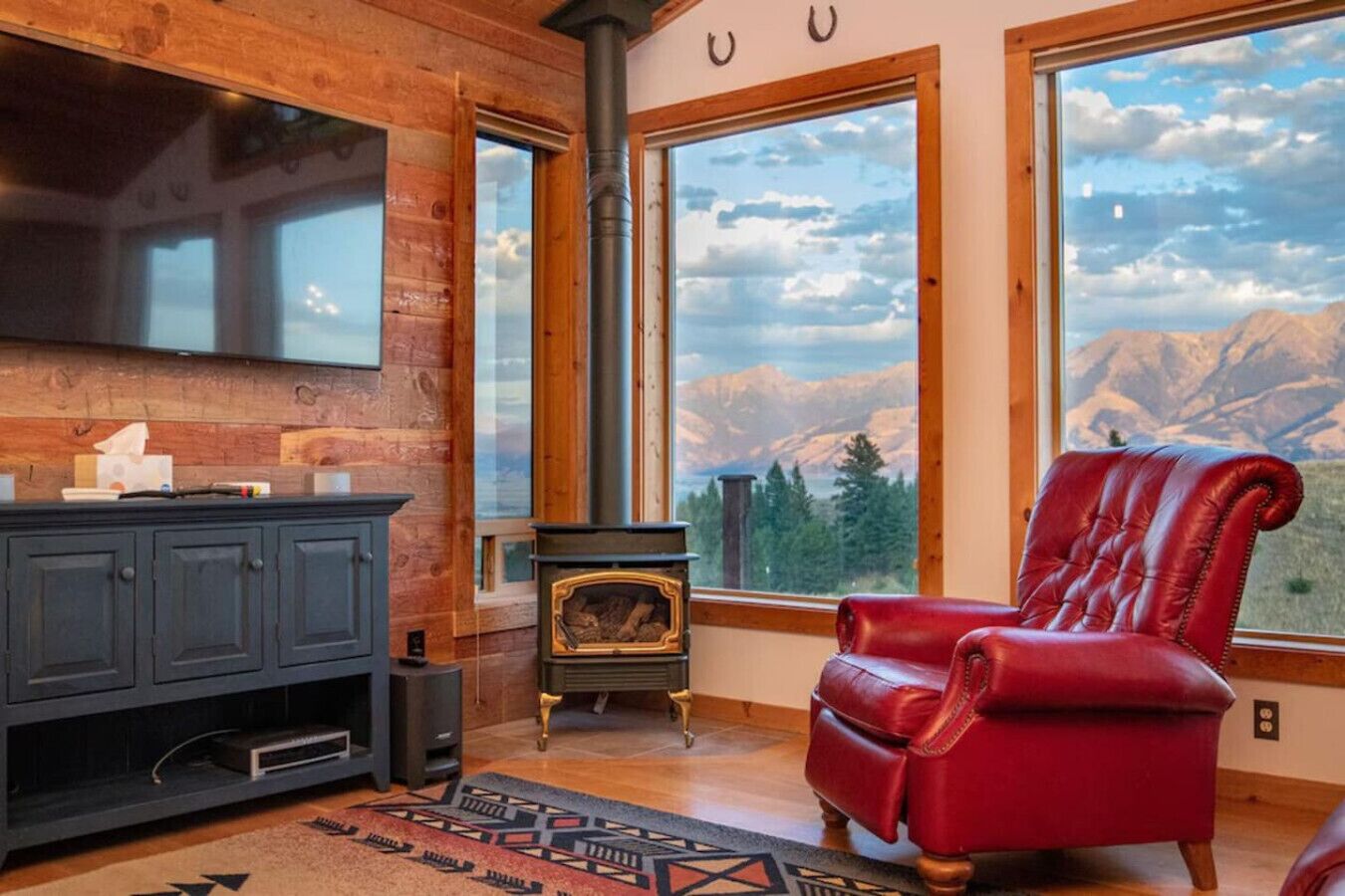 Een televisie en een open haard