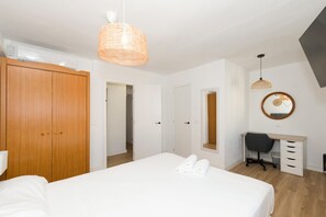 مكواة/لوح كي وخدمة الإنترنت وملاءات أسرّة