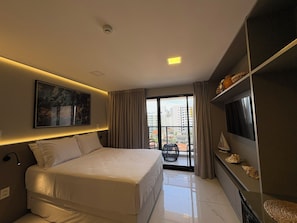 Deluxe Studio | Desk, blackout curtains, iron/ironing board, free WiFi