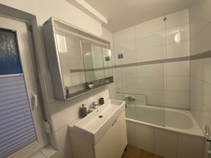 Sèche-cheveux, serviettes fournies, savon, papier toilette