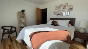 Desk, travel cot, WiFi, bed sheets - Leisure on Leo - Your Paradise Retreat (Emigrant)