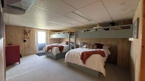 办公桌、旅行婴儿床、WiFi、床单