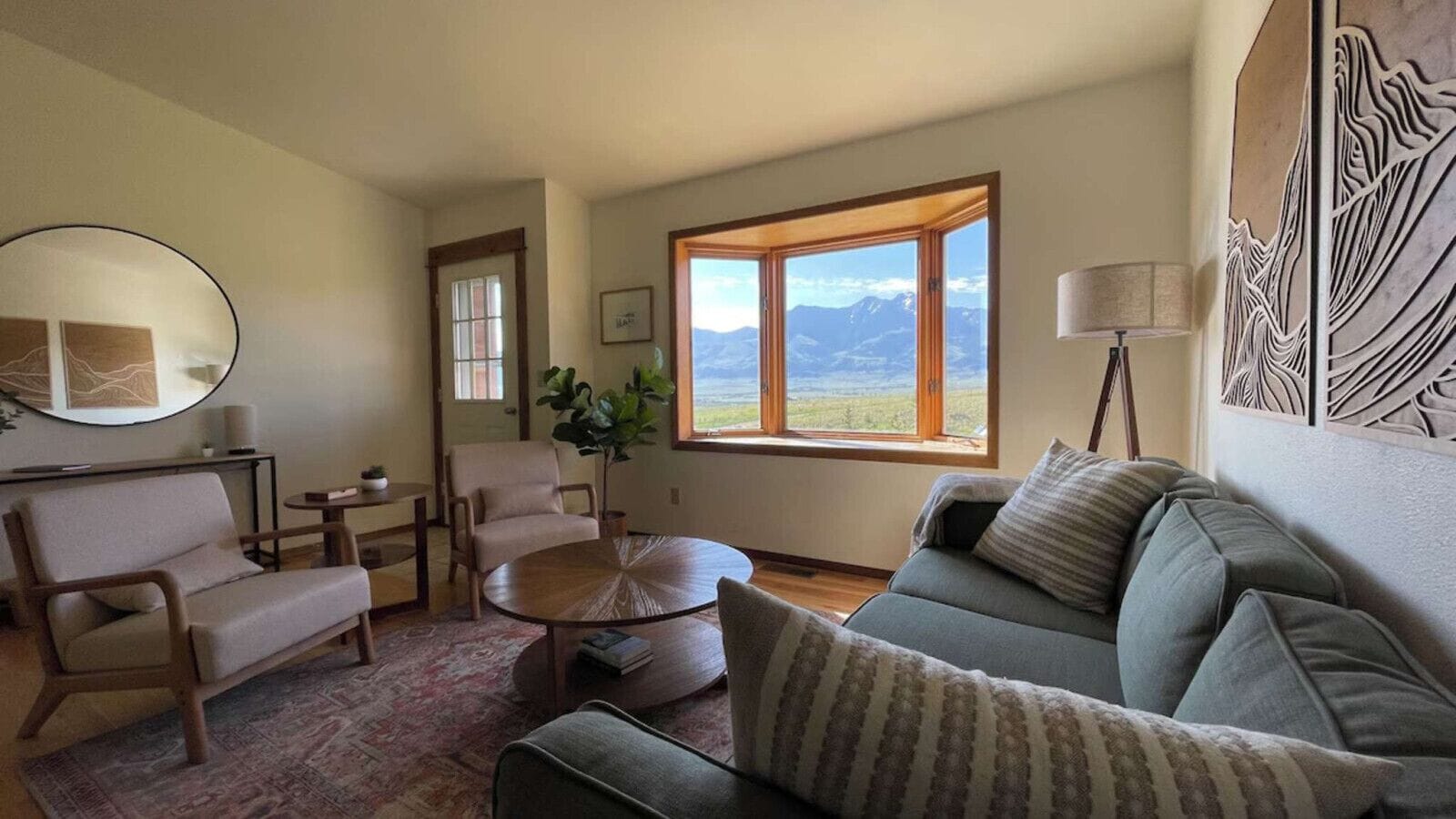 Televisie, een open haard en een tafeltennistafel