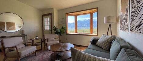 Télévision, cheminée, table de tennis de table