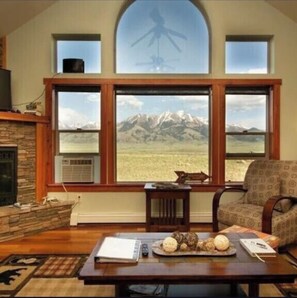 TV, peis og bordtennis