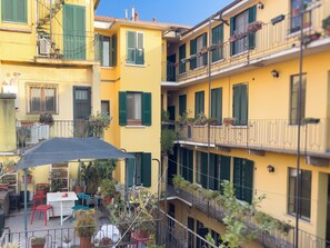 Outdoor dining - *The Collector's Home* Private Terrace in Navigli (Milano)