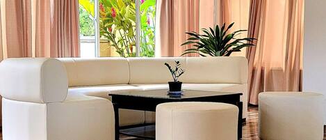 Tuala disediakan, sabun, syampu, tisu tandas