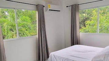 Serviettes fournies, savon, shampoing, papier toilette