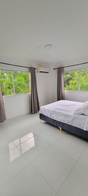 ผ้าเช็ดตัว, สบู่, ยาสระผม, กระดาษชำระ