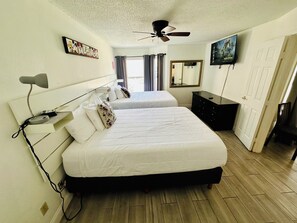 Tabla de planchar con plancha, wifi y ropa de cama 