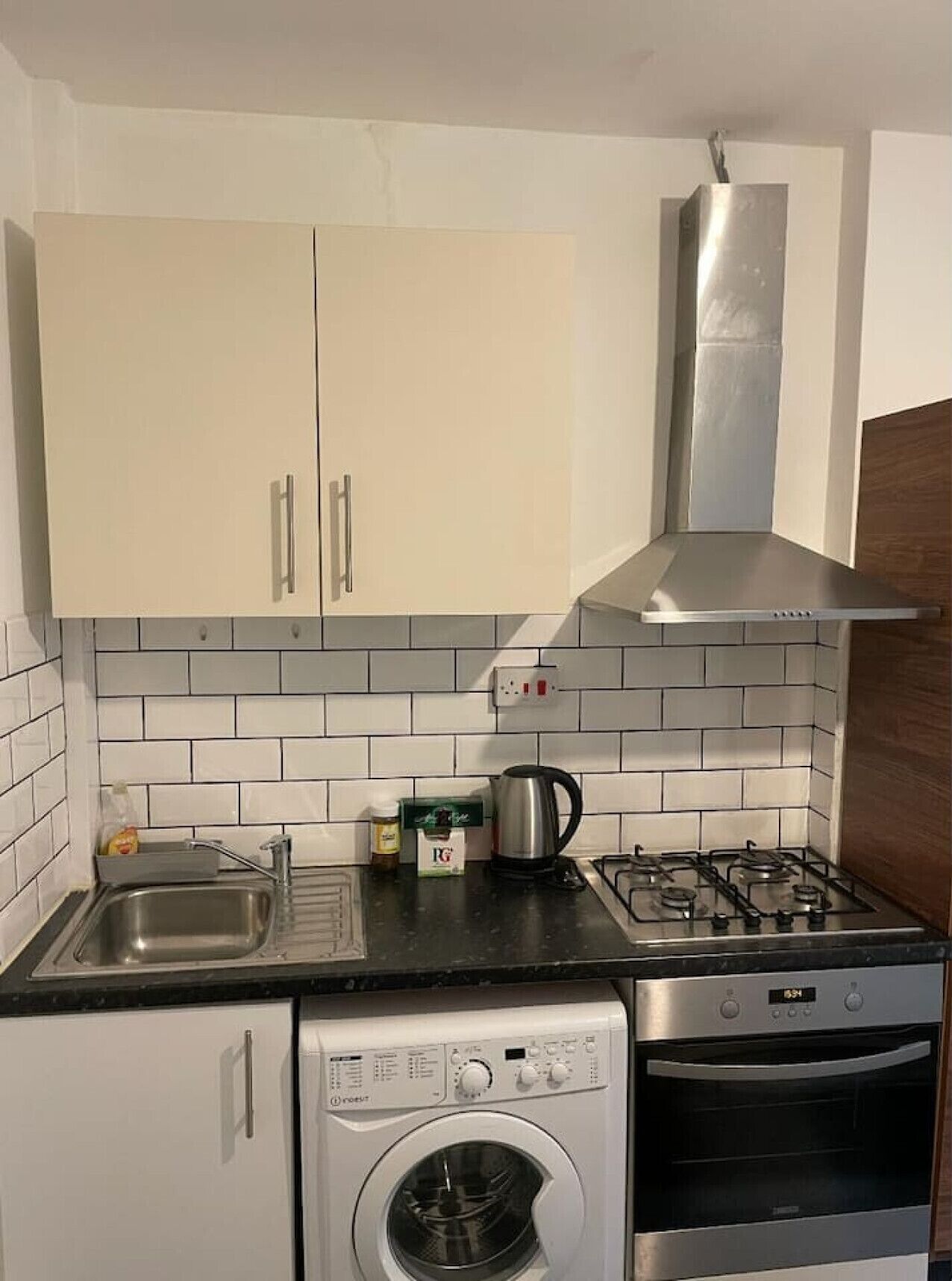 Ofen, Herdplatte, Toaster, Esstisch