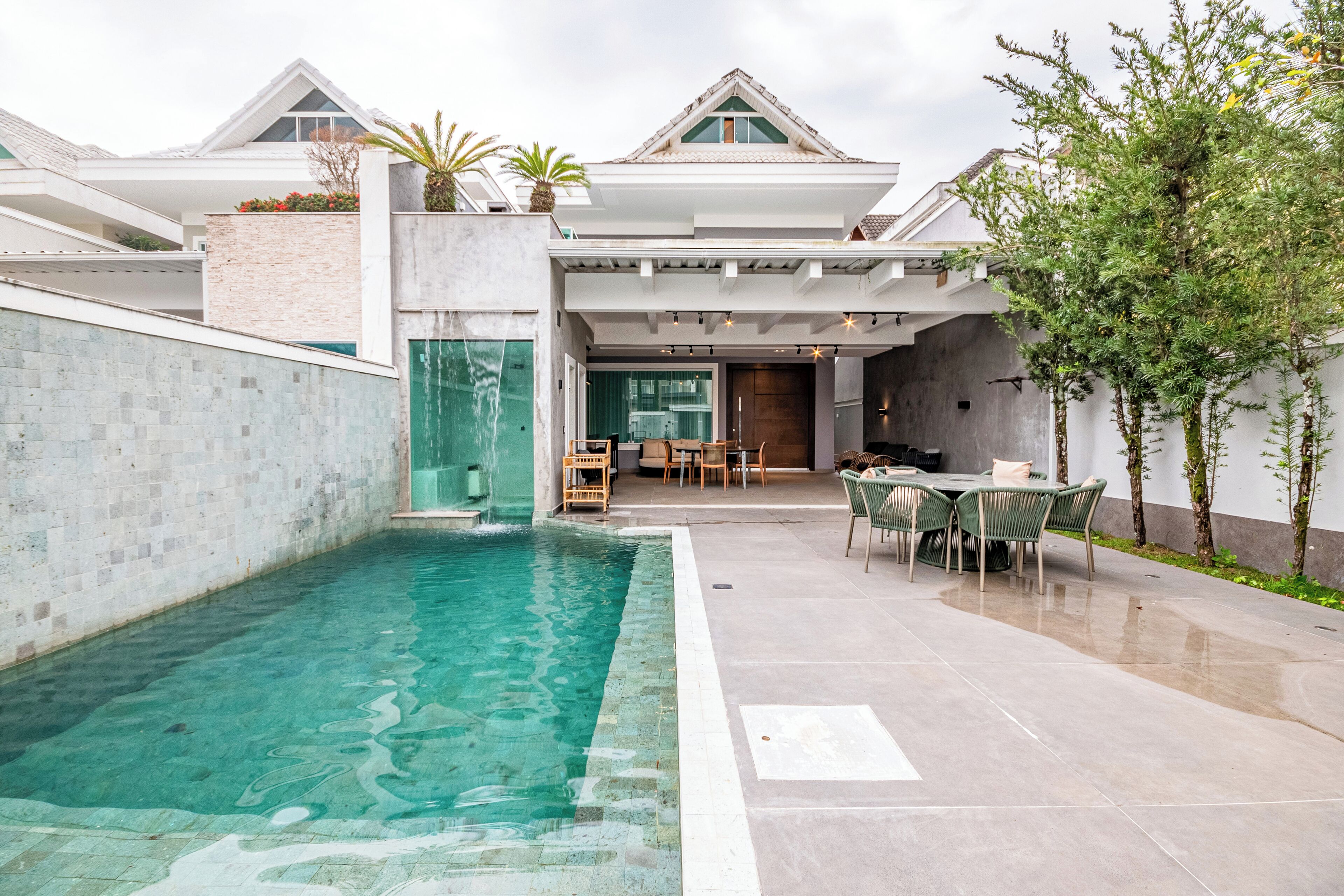 Piscine extérieure, chaises longues