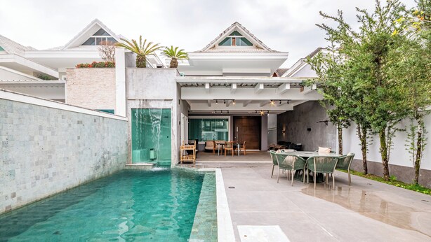 A modern house with a swimming pool, outdoor seating, and a well-maintained garden. - Blue House (Rio de Janeiro)