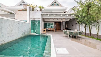Piscina externa, espreguiçadeiras