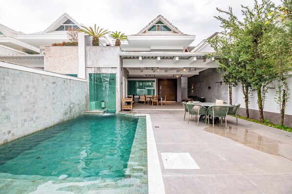 Outdoor pool, sun loungers - Blue House (Rio de Janeiro)