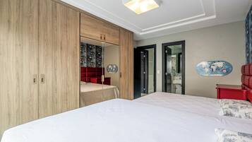 Deluxe House, 4 Bedrooms, Private Pool, Mountain View | Blackout curtains, iron/ironing board, free WiFi