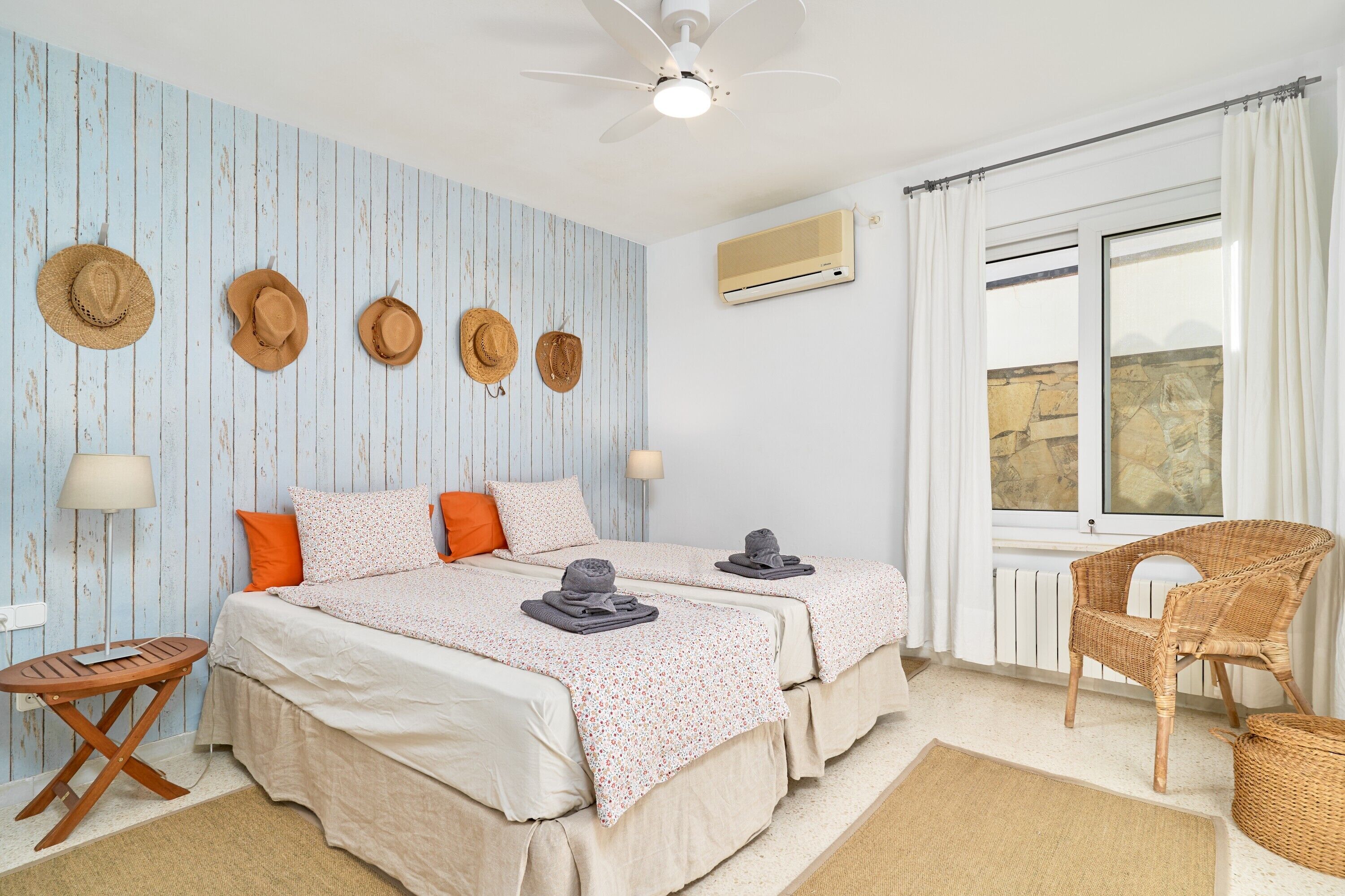 2 chambres, fer et planche à repasser, Wi-Fi, draps fournis