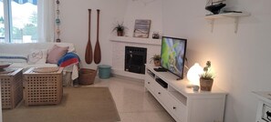 Fernseher, Kamin, Stereoanlage