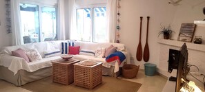 Een televisie, een open haard en een stereo